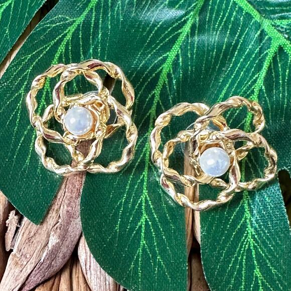 BOGO FREE GOLDEN FLORAL
STUD EARRINGS STATEMENT - Picture 1 of 5